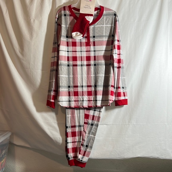 Secret Treasures Other - Secret treasure 3 piece pajama set.